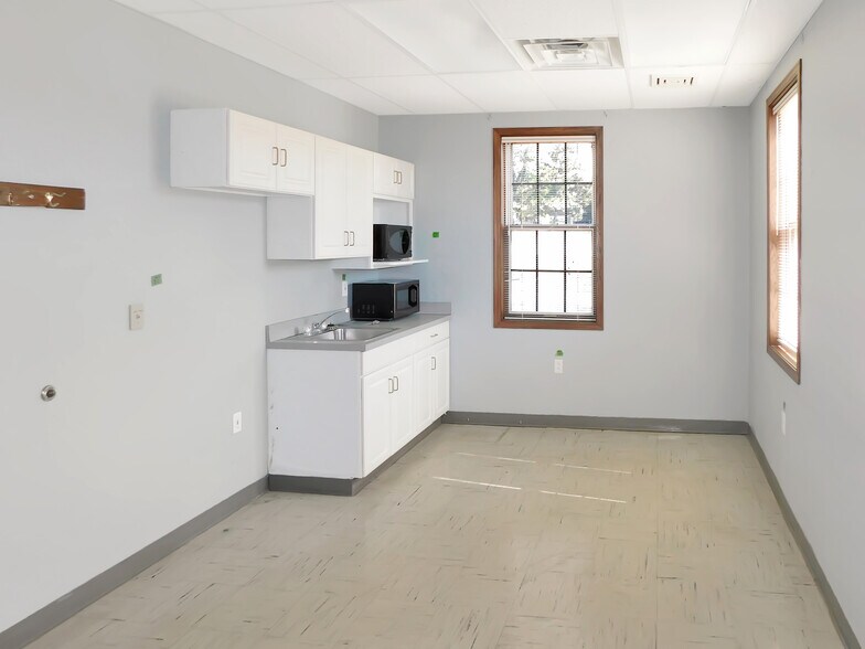 More Photos Of 769 N Blackhawk Blvd, Rockton Office For Lease