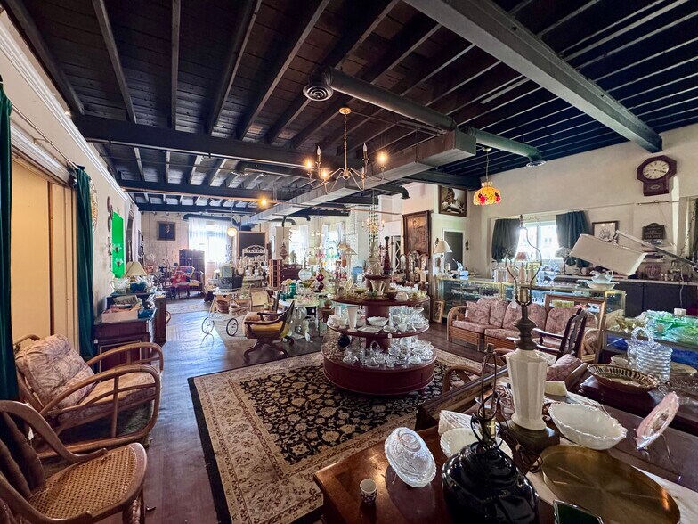 More Photos Of 127 W Calhoun St, Macomb Freestanding For Sale