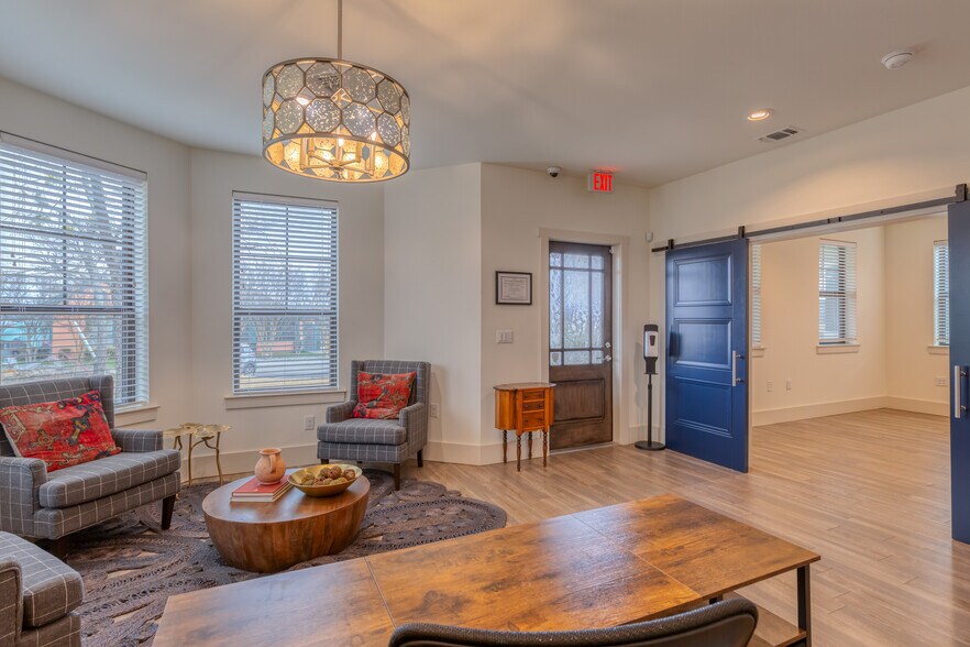 More Photos Of 210 E Church St, Weatherford Office Residential For Lease