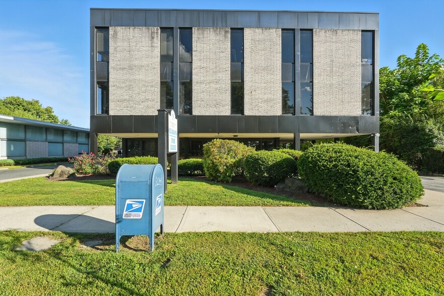 More Photos Of 117 Park Ave, West Springfield Office For Sale