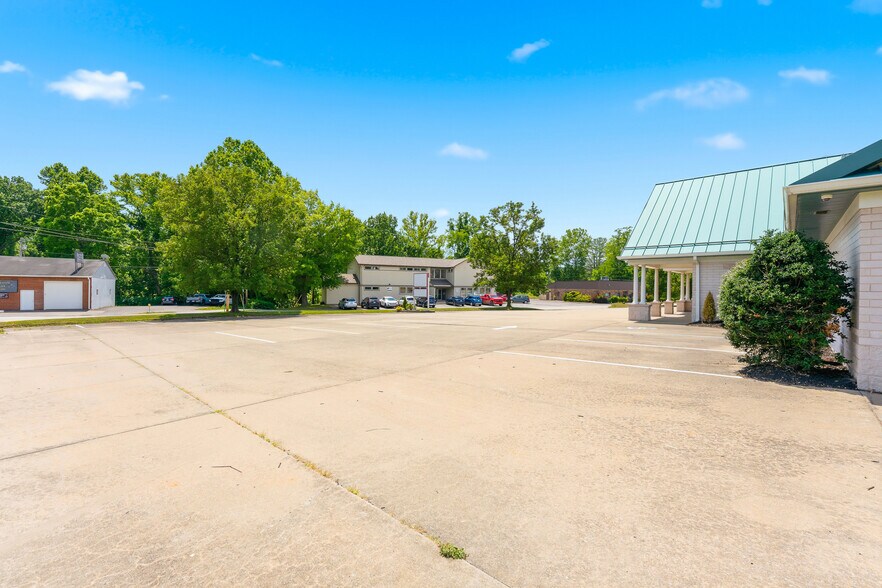 More Photos Of 1703 Locust Ave, Fairmont Medical For Sale
