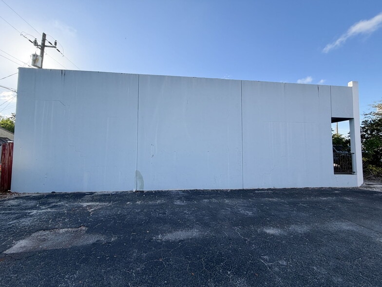 More Photos Of 5908 Johnson St, Hollywood Light Manufacturing For Sale