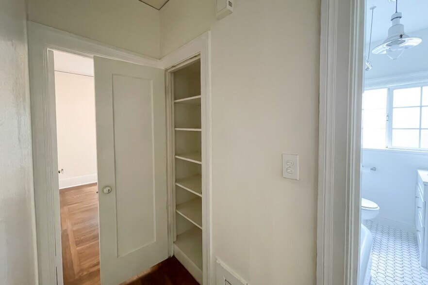 More Photos Of 1000 E 33rd St, Oakland Apartments For Sale