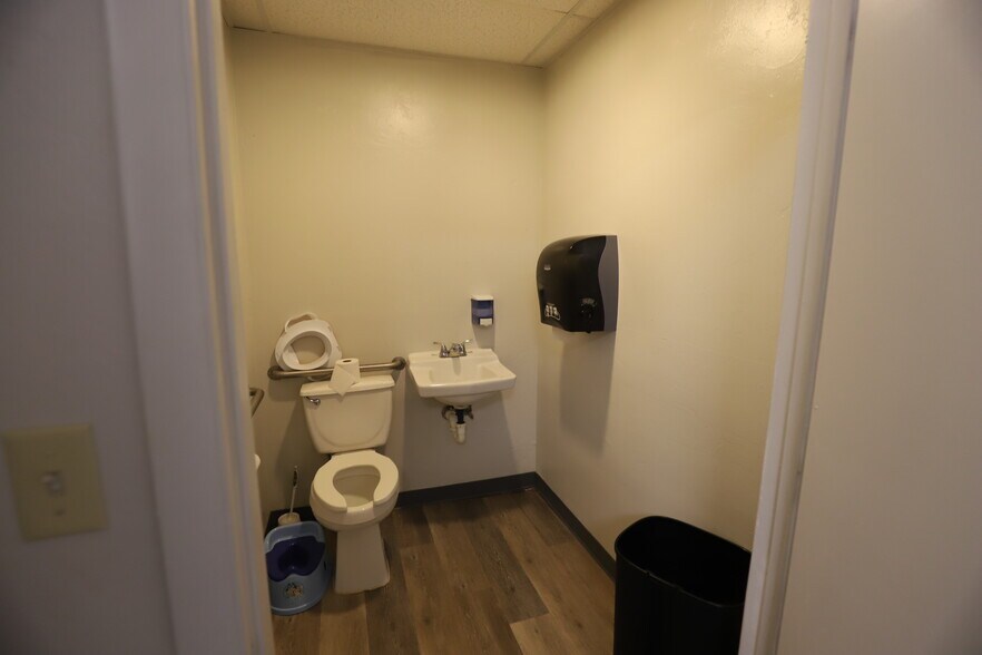 More Photos Of 23352 NW 186th Ave, High Springs Storefront Retail Office For Lease