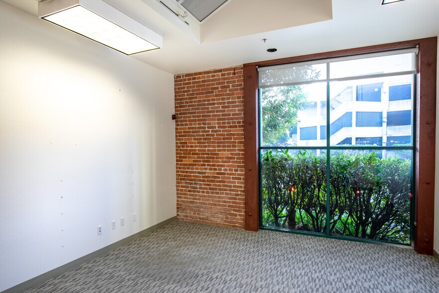 More Photos Of 5903-5909 Christie Ave, Emeryville Office For Lease