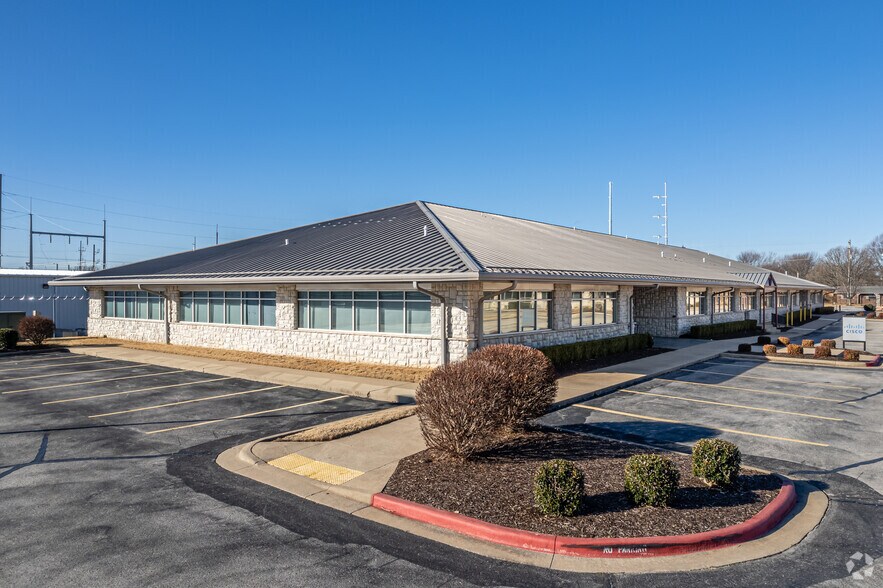 More Photos Of 2501 Technology Dr, Bentonville Unknown For Lease