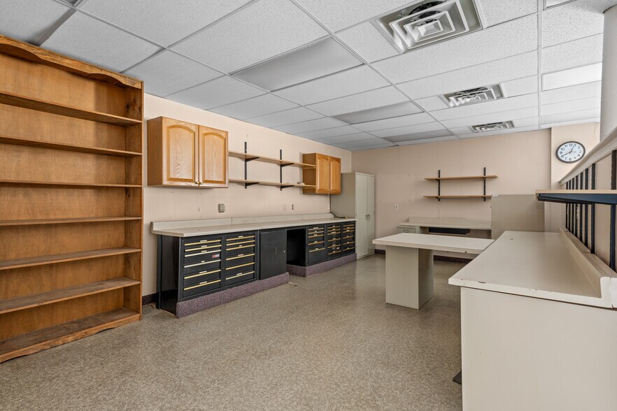 More Photos Of 901 Crown Point Rd, Westville Office For Lease