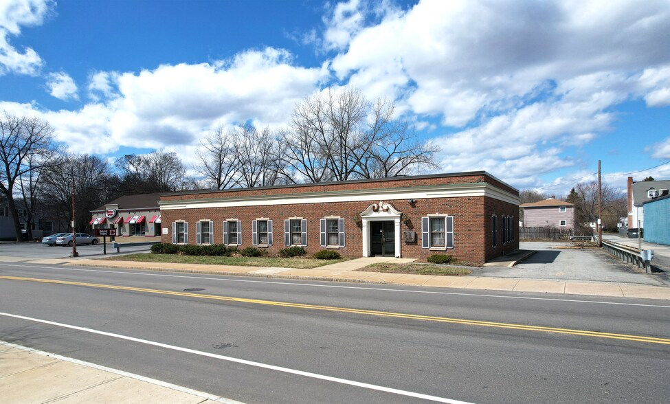 Primary Photo Of 115 E Main St, Webster Bank For Lease