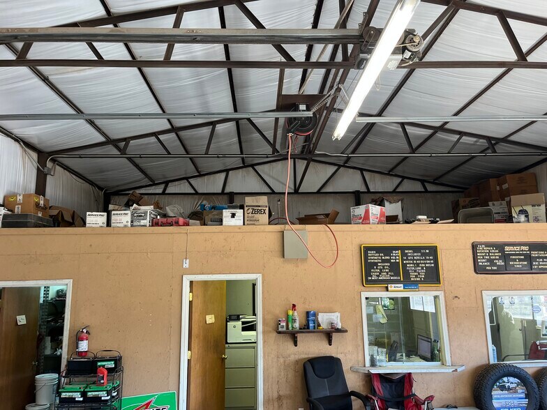 More Photos Of 1202 Cherokee St, Lindsay Auto Repair For Sale