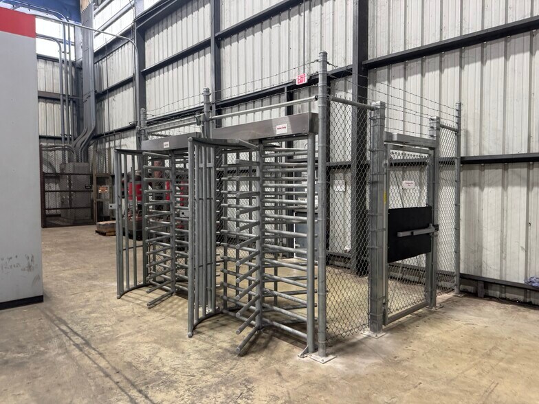 More Photos Of 10101 Bay Area Blvd, Pasadena Manufacturing For Lease