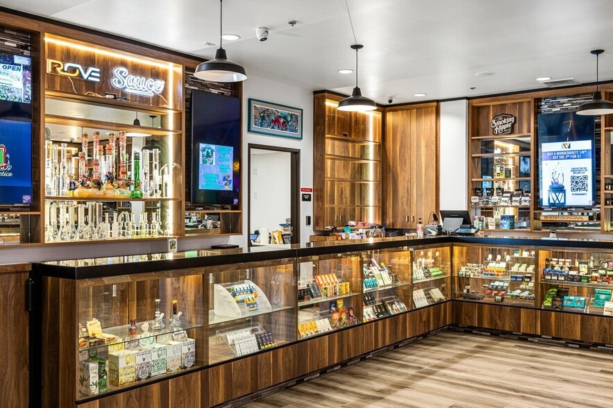 More Photos Of 560 S Williams Rd, Palm Springs Showroom For Sale