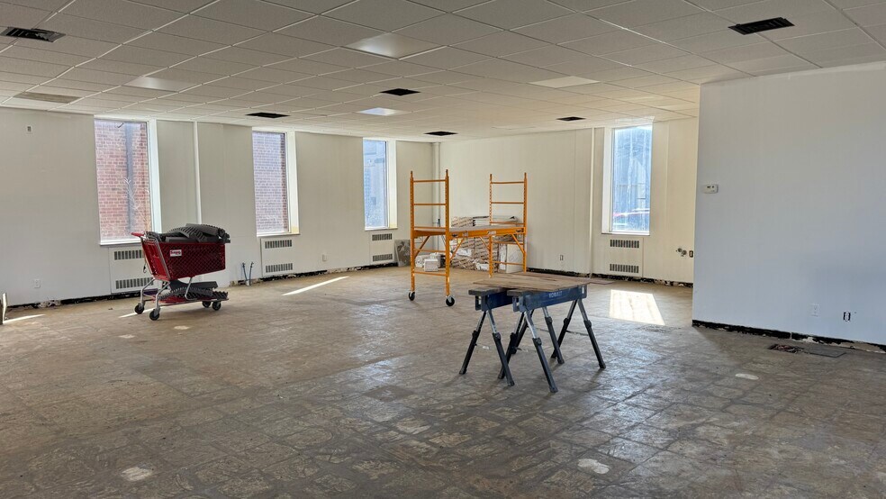 More Photos Of 1442 N Memorial Dr, Racine Office For Sale