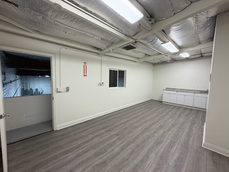 More Photos Of 2521 Ontario St, Burbank Warehouse For Lease