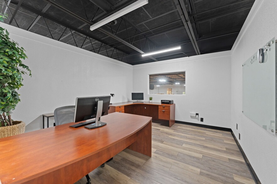 More Photos Of 7490 N 30th Ave, Saint Petersburg Showroom For Sale