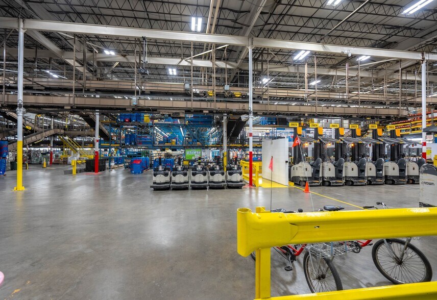 More Photos Of 5400 Perry Dr, Waterford Distribution For Lease