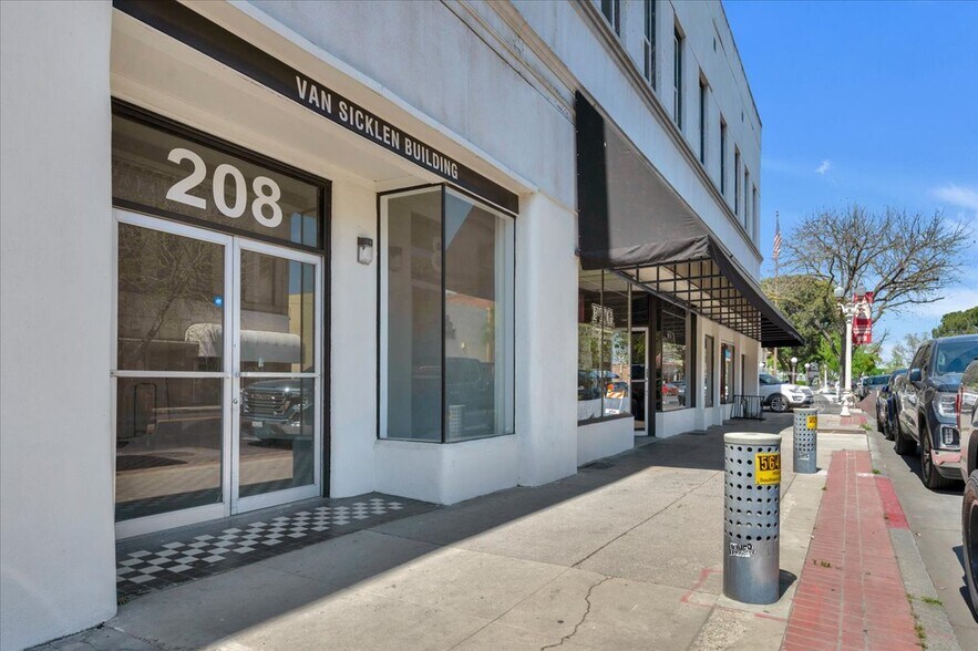 More Photos Of 100 W 7th St, Hanford Storefront Retail Office For Sale