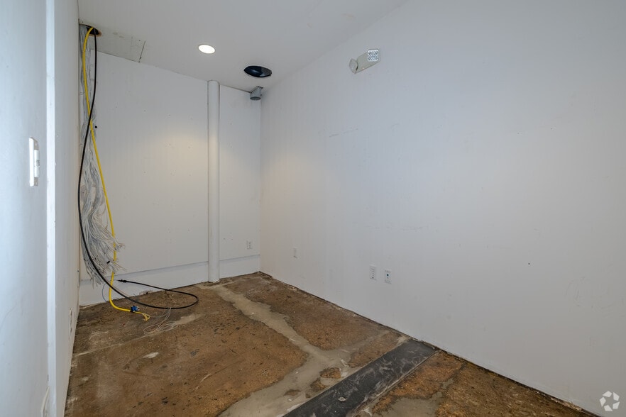 More Photos Of 2001 Irving Blvd, Dallas Showroom For Sale