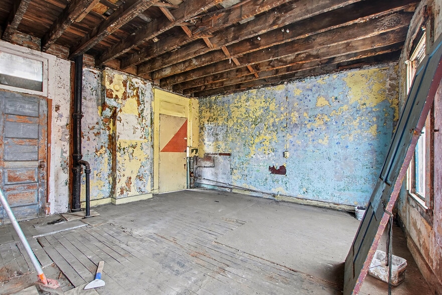 More Photos Of 2024 Mohawk Pl, Cincinnati Storefront Retail Residential For Sale