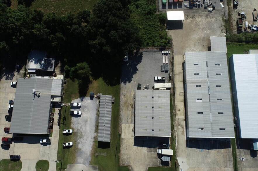 More Photos Of 2708 S Ruby Ave, Gonzales Warehouse For Lease