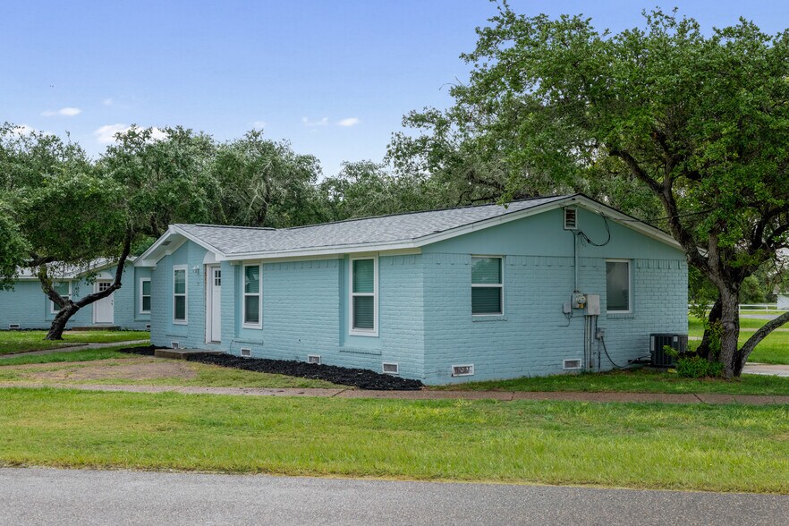 More Photos Of 1300 N Live Oak St, Rockport Multifamily For Sale