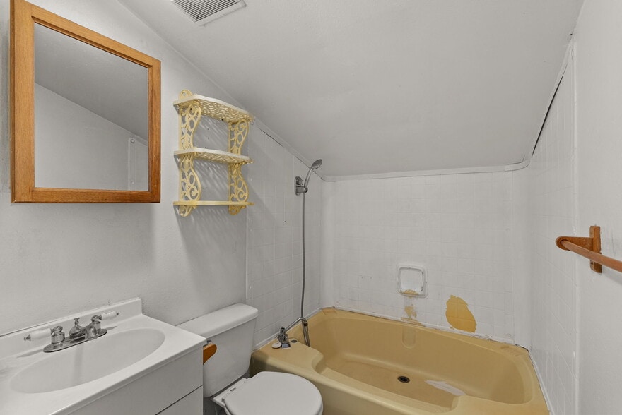 More Photos Of 1017 W Main St, Centralia Flex For Sale