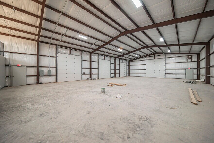 More Photos Of 14010 W Silver Fox Trl, Odessa Warehouse For Lease