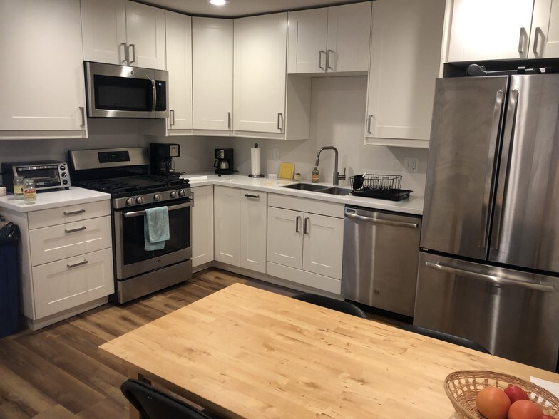 More Photos Of 1801 W Koenig Ln, Austin Freestanding For Lease