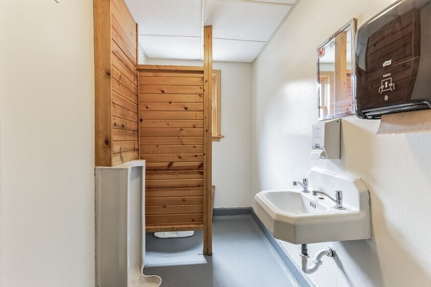 More Photos Of N11050 County Road A, Tomahawk Bar For Sale