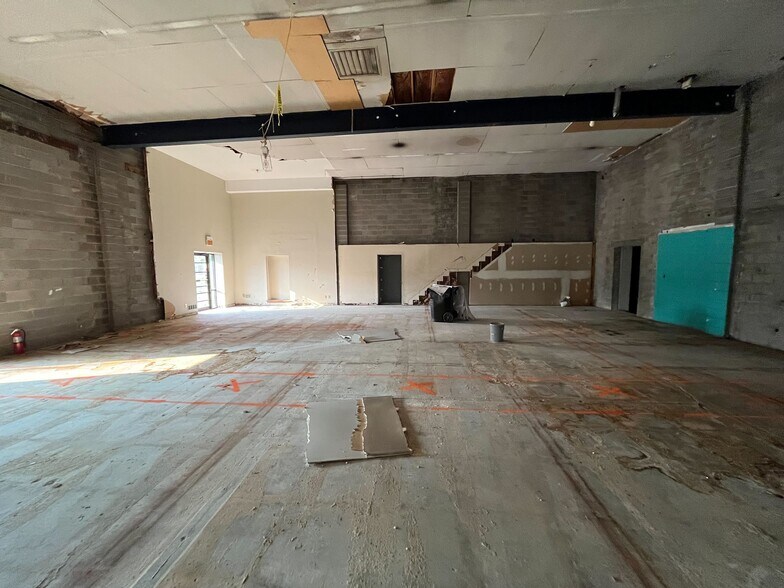 More Photos Of 942 S 2nd St, Louisville Light Distribution For Sale