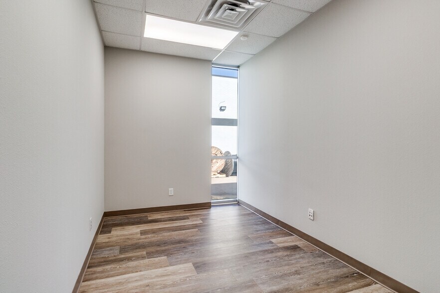 More Photos Of 11232 Leo Ln, Dallas Warehouse For Lease