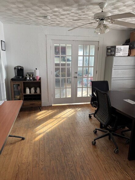More Photos Of 1217 Perry St, Irving Office For Sale