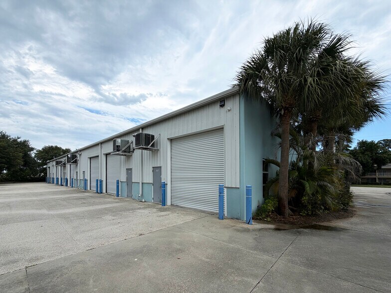 More Photos Of 2801 Flight Safety Dr, Vero Beach Service For Lease