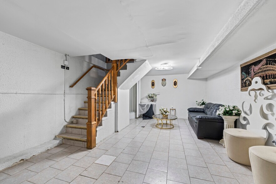 More Photos Of 10140 S Roberts Rd, Palos Hills Bar For Sale