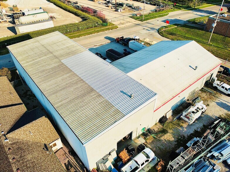 More Photos Of 107 Caroline Dr, Bloomington Warehouse For Sale