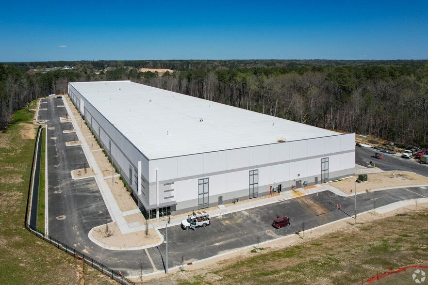 More Photos Of 565 Hinton Oaks Blvd, Knightdale Industrial For Lease