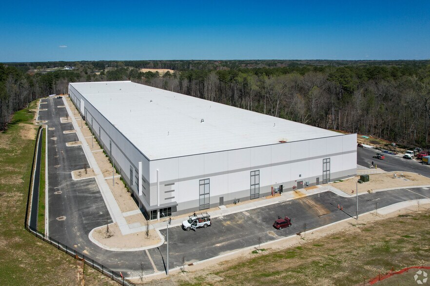 More Photos Of 565 Hinton Oaks Blvd, Knightdale Industrial For Lease