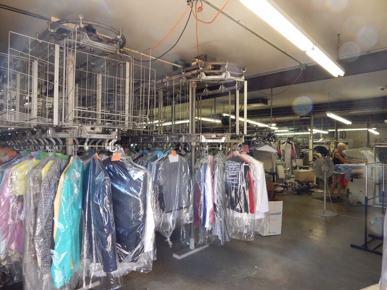 More Photos Of 470 NE Garden Valley Blvd, Roseburg Storefront Retail Office For Sale