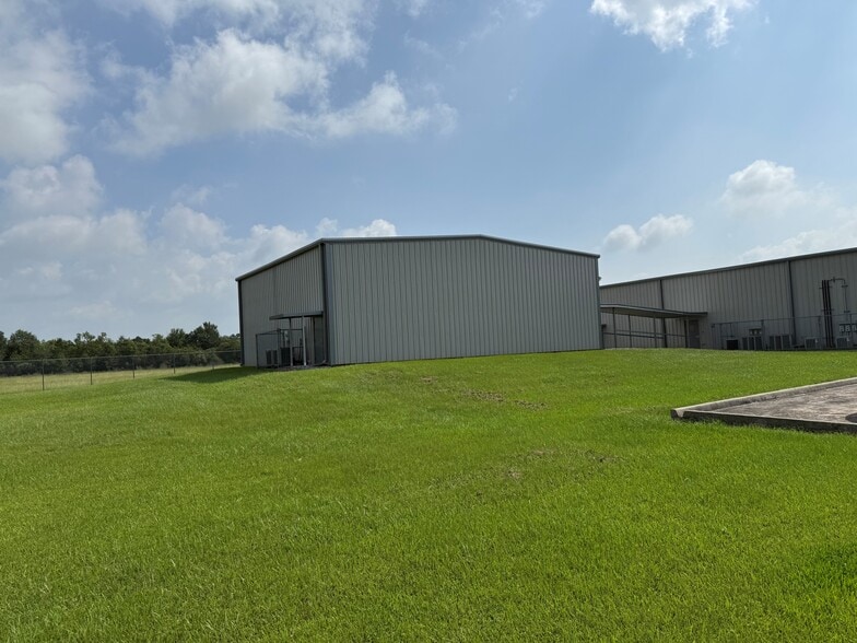 More Photos Of 960 W Lincoln Rd, Lake Charles Warehouse For Sale