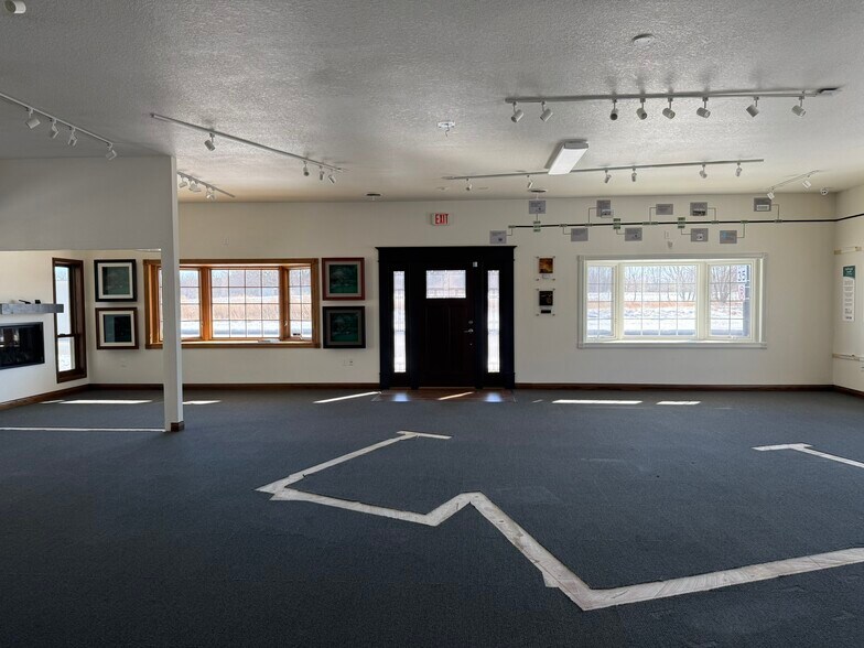 More Photos Of 517 Railroad Ave, West Des Moines Showroom For Lease