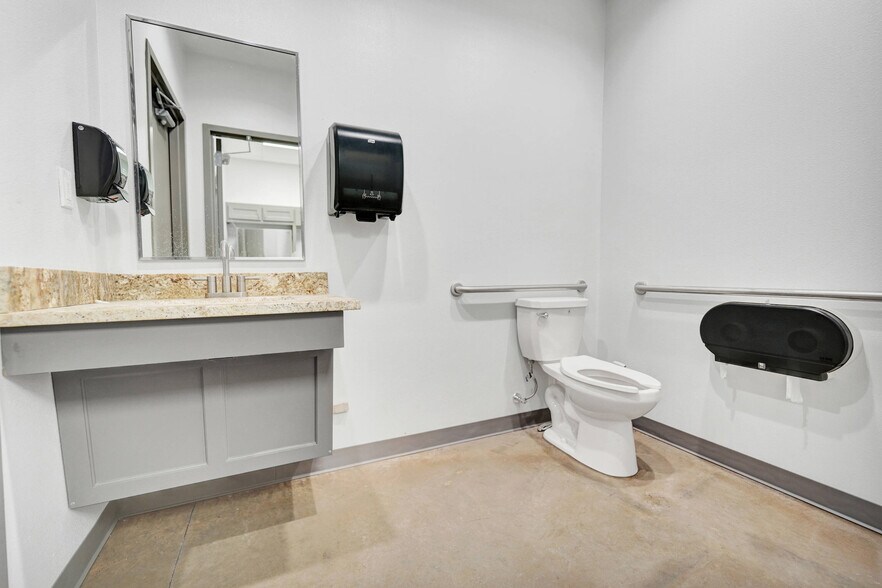 More Photos Of 7509 W Industrial Ave, Midland Warehouse For Lease