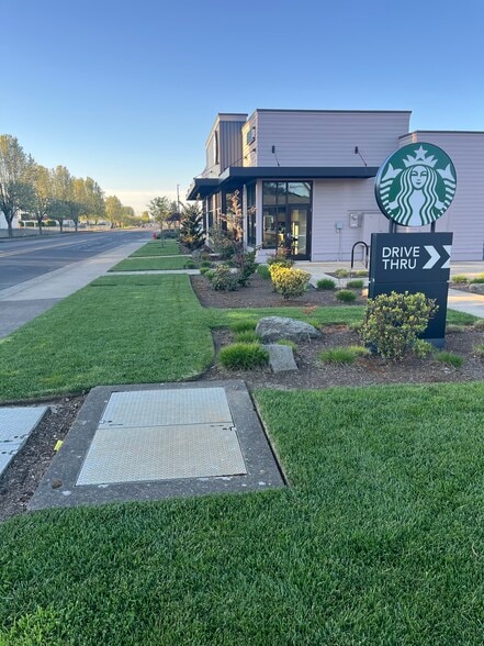 More Photos Of 806 N 1st St, Silverton General Retail For Sale