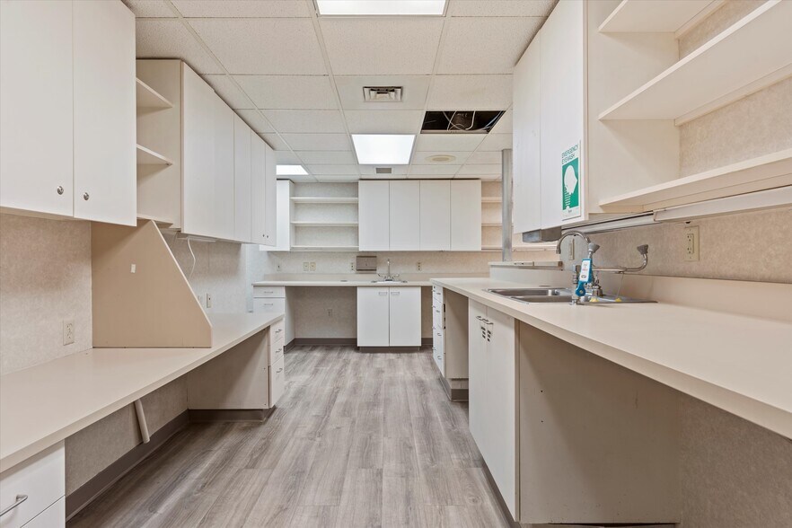 More Photos Of 705 Baptiste Dr, Paola Medical For Lease