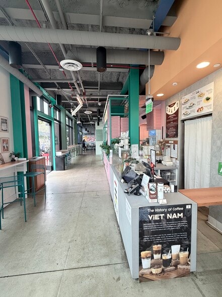 More Photos Of 3032 Wilshire Blvd, Santa Monica Storefront For Lease