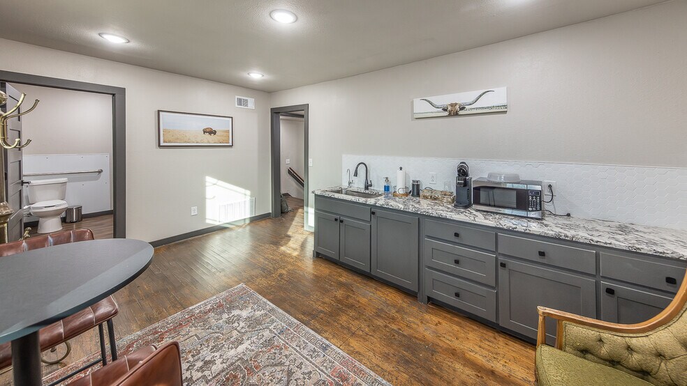 More Photos Of 2617-2619 34th St, Lubbock Loft Creative Space For Sale