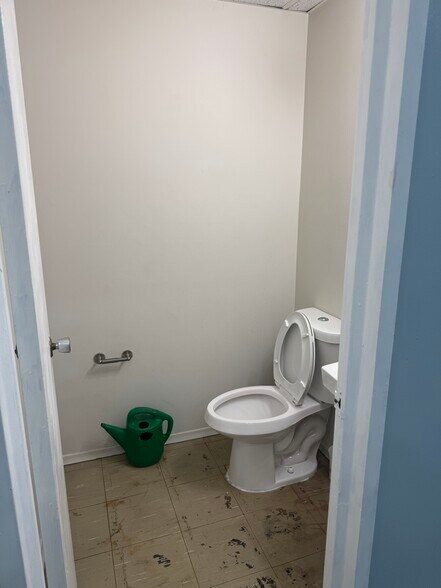 More Photos Of 2455 Cawthra Rd, Mississauga Light Distribution For Lease