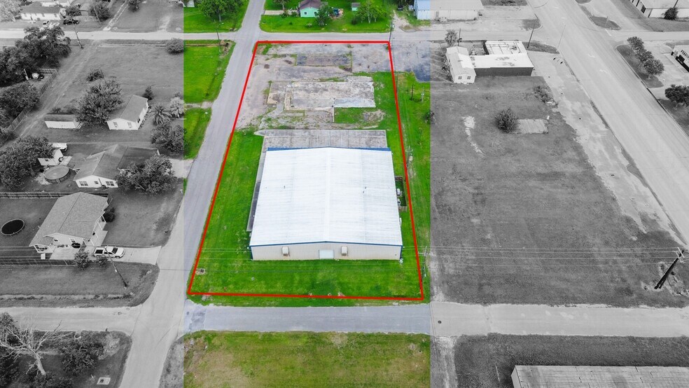 More Photos Of 116 S Avenue D, Freeport Service For Lease