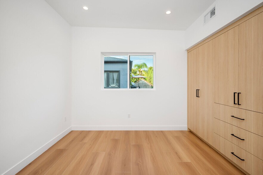 More Photos Of 726 Robinson St, Los Angeles Apartments For Sale