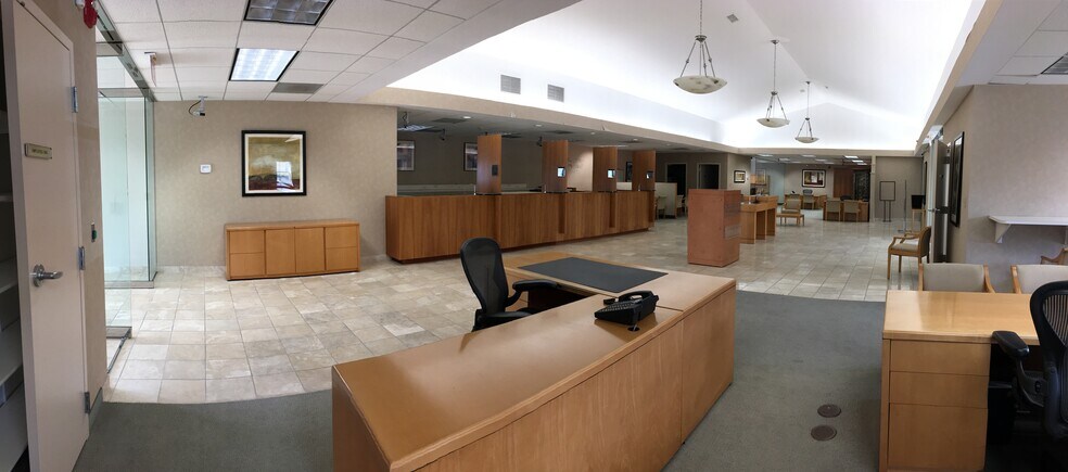 More Photos Of 275 S Roselle Rd, Schaumburg Bank For Sale