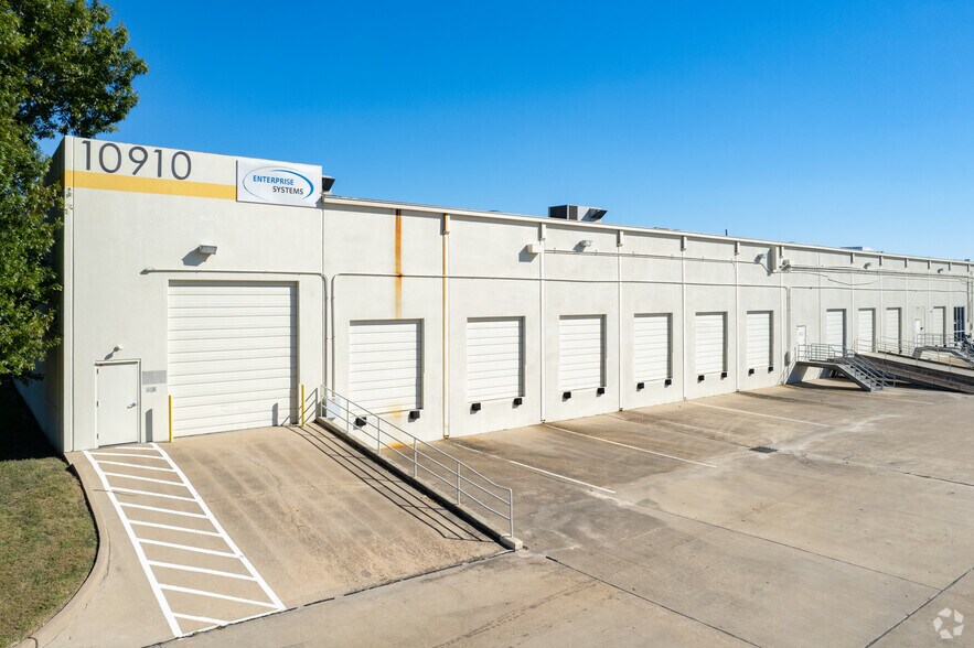 More Photos Of 10920 W Sam Houston Pky N, Houston Unknown For Lease