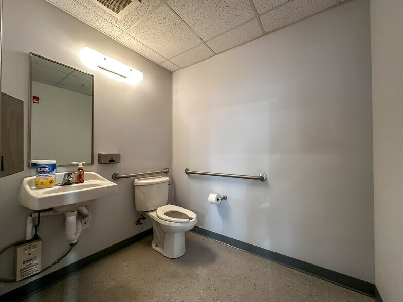 More Photos Of 2500 Drane Field Rd, Lakeland Warehouse For Lease